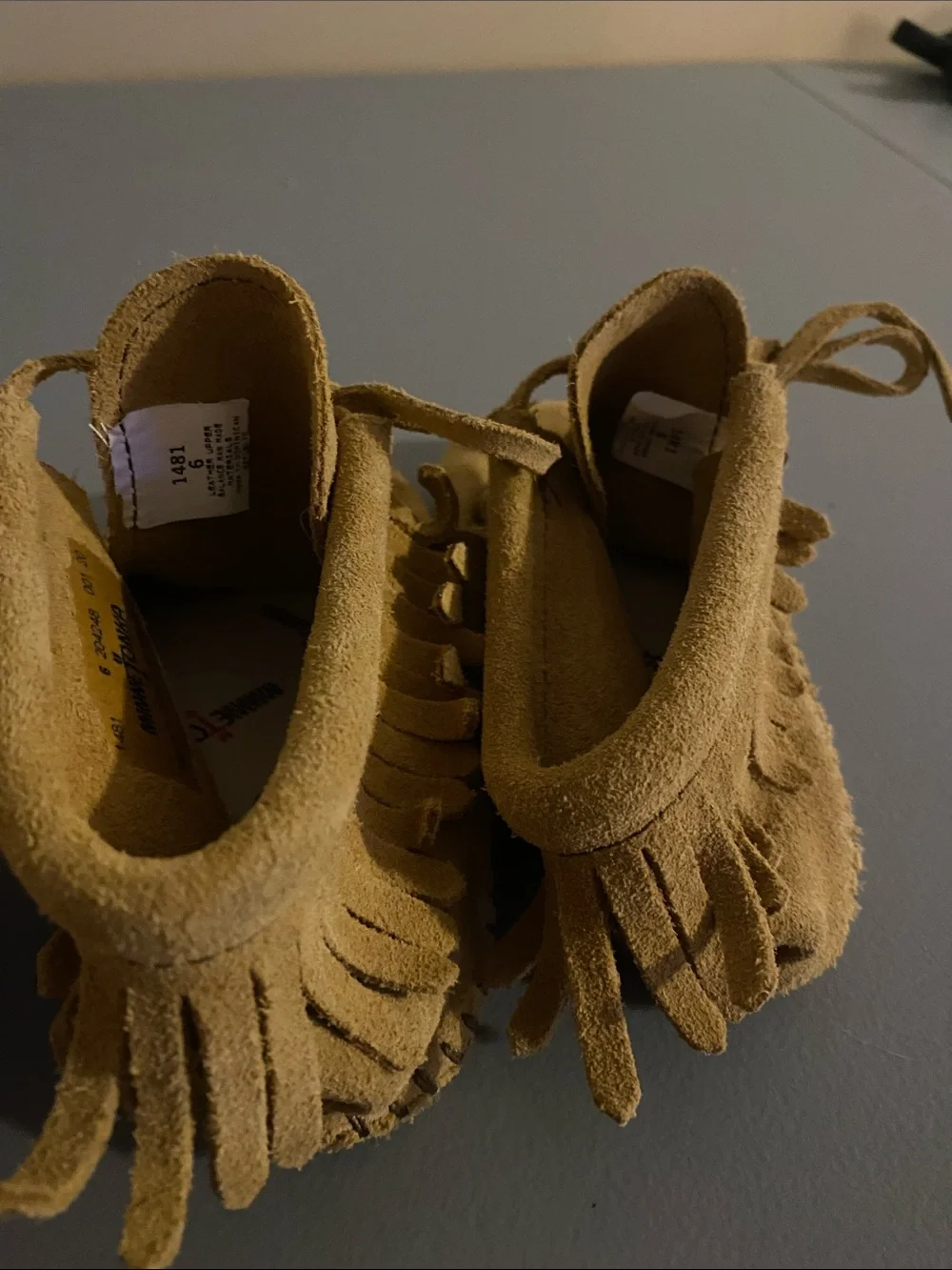 Kids Minnetonka size 6 Tan Suede Moccasin Shoes